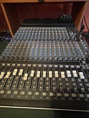 Mackie Onyx 1640i 16-Channel Firewire Mixer (w/ Hard Mixer case)