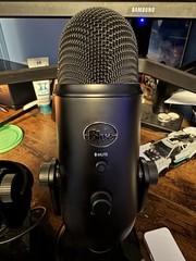 Blue Yeti 20 Hz – 20 kHz Multi-Pattern USB Microphone A00121