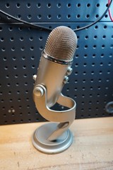 (I) Blue Yeti USB Condenser Microphone 988-000103 Silver – No Cable