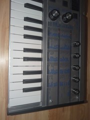 Korg microKORG 37-Key Digital Keyboard Synthesizer + Vocoder + Box