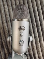 Blue Yeti Multi-Pattern USB Microphone Silver Excellent