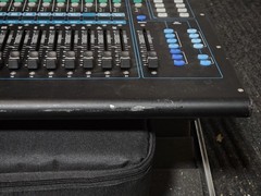 Allen & Heath Qu-24 24-Channel Digital Mixing Console with Roadie Case