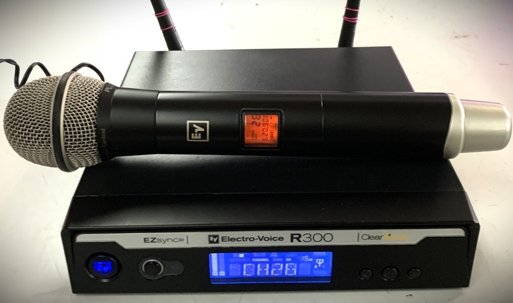 Electro Voice R300 Wireless Handheld Mic System Complete Ch.26 620.900 Band A