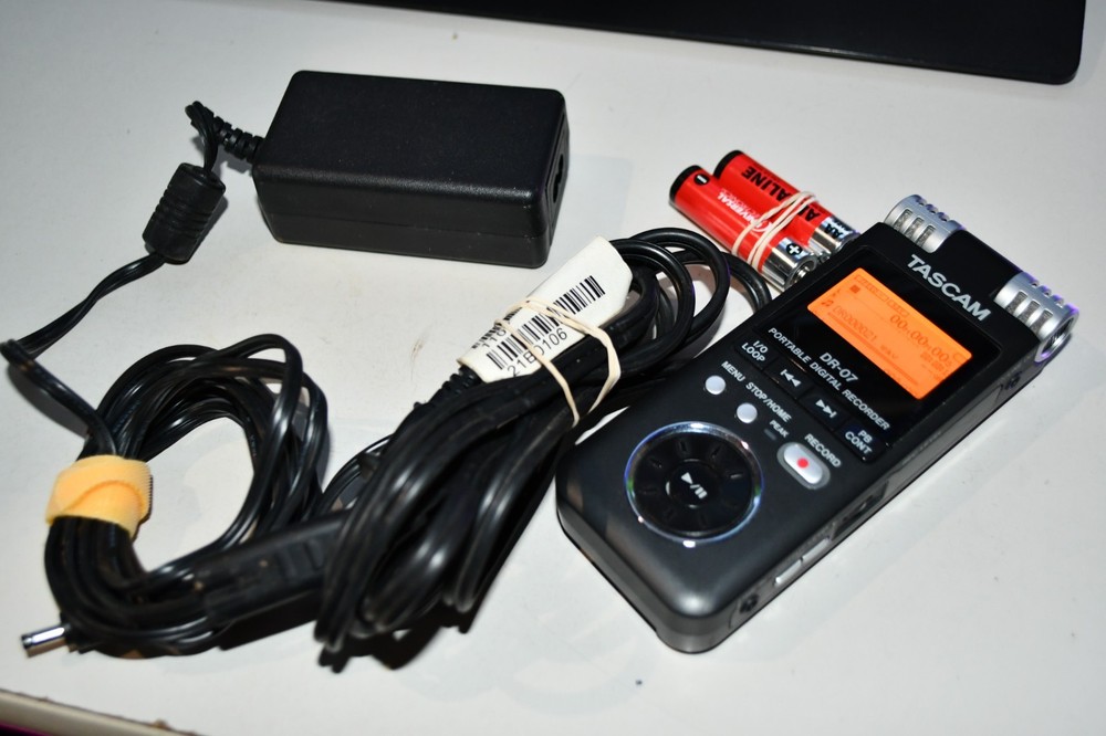 Tascam DR-07 Stereo Handheld Digital Audio Recorder w/ Cords And 2GB SD Card 2f