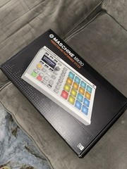 Native Instruments MASCHINE MIKRO MK2 White 16-Pad Digital Sampler & Sequencer