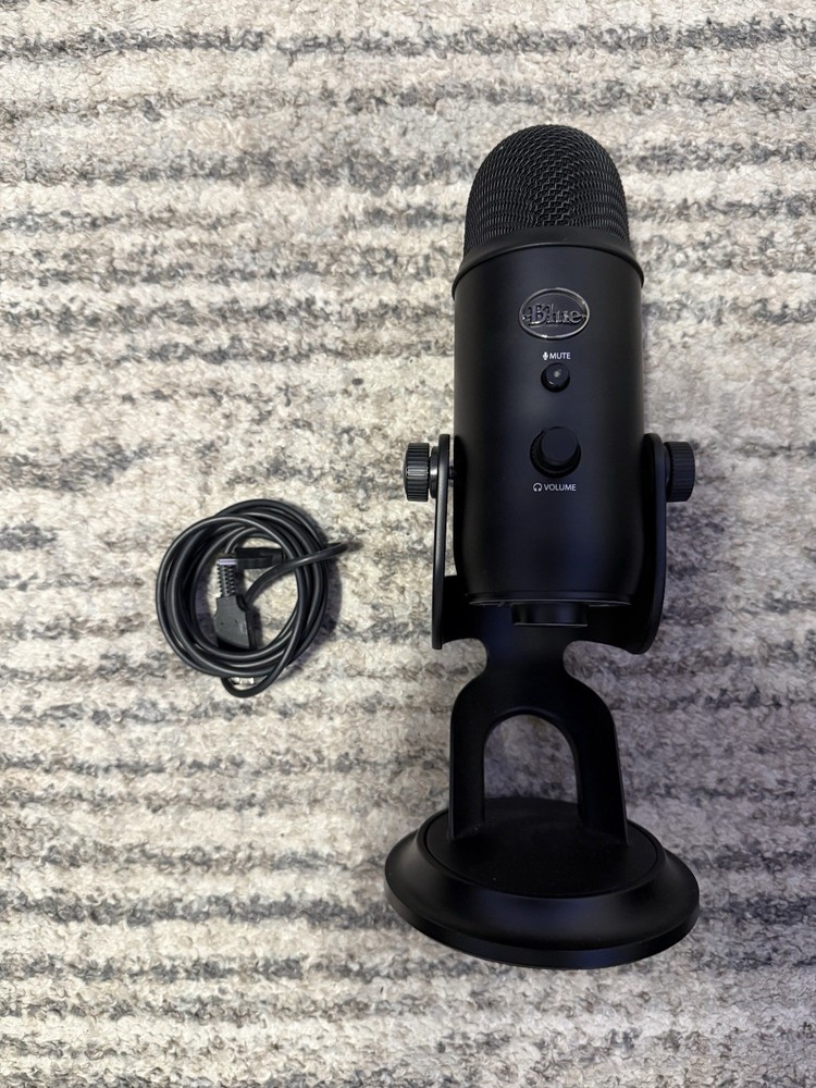 Blue Yeti Professional Multi-Pattern USB Condenser Microphone – Blackout (IL/…