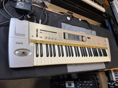 Korg TRITON LE 61 key synthesizer, piano/vintage keyboard 16mg ARMENS