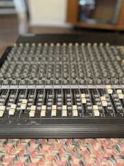 Mackie 1604-VLZ PRO 16-Channel 4-Bus Analog Mixer Phantom Power XLR RCA