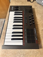 Nektar Impact LX25 USB MIDI Keyboard Controller 25-Key Drum Pads Tested