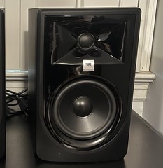 JBL Professional 305PMKII Powered 5″ 2-Way Studio Monitor Speaker