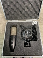 AKG P220 Microphone W/Case+Stand (A1D025956)