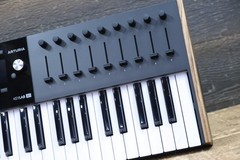 Arturia KeyLab 61 Mk3 Universal MIDI Controller 61-Note Semi-Weighted w/Box