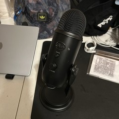 Blue Yeti Professional Multi-Pattern USB Condenser Microphone – Blackout (IL/…