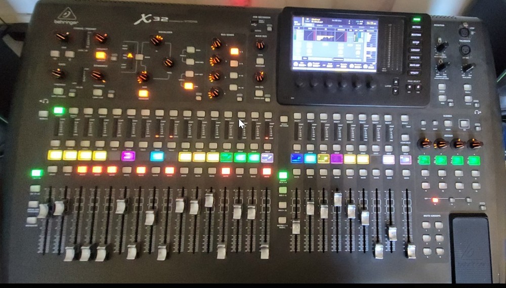 Behringer X32 40-Channels Digital Mixer (000-ASF02-00010) WITH X-LIVE CARD