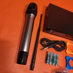 Wireless UHF Dual Microphone System Twin Antenna Receiver 250′ Range 2 Channels