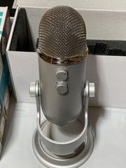Blue Yeti USB Microphone Gaming Silver WITH BOX – Pre owned