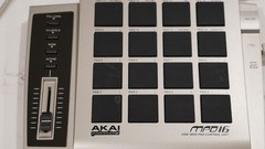 Akai Professional MPD16 USB MIDI Pad Controller Drum Machine Beat Pad