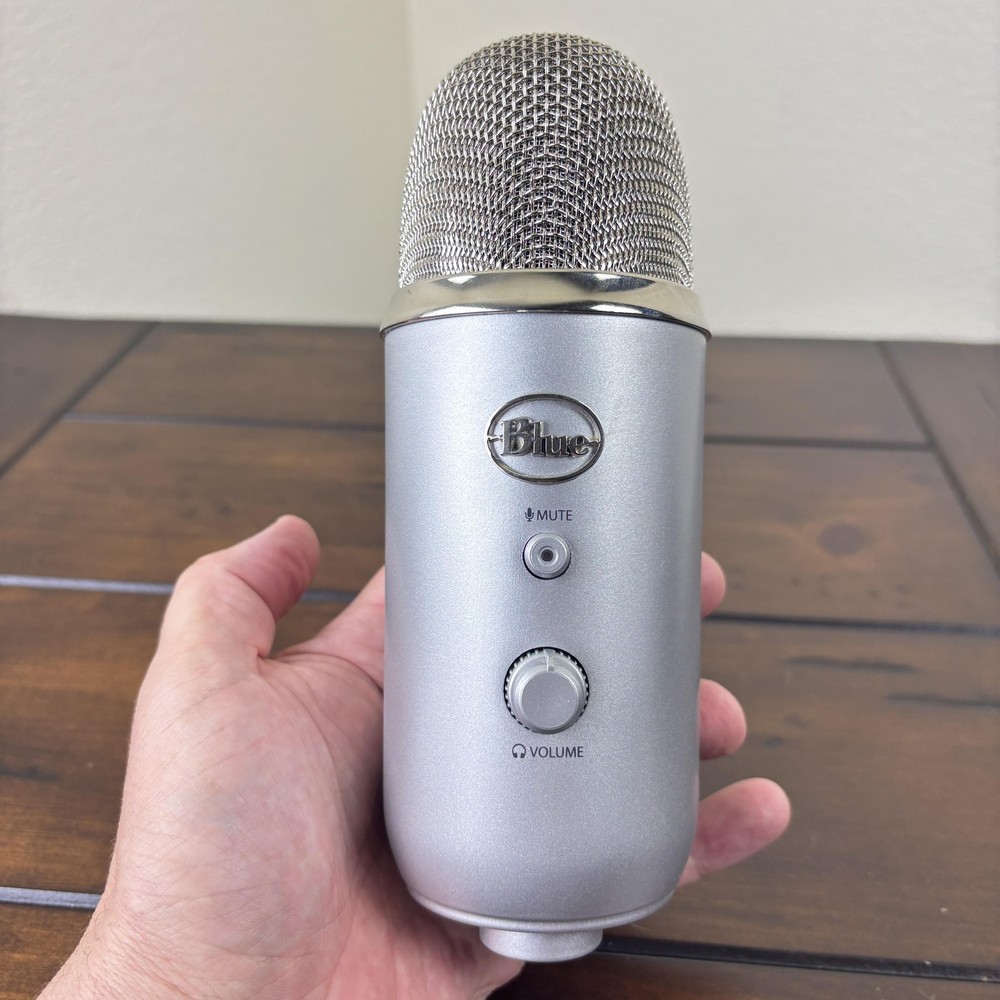 Blue Microphones Yeti USB Condenser Desktop Mic Silver 3.5mm Headphone Jack Only