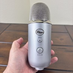 Blue Microphones Yeti USB Condenser Desktop Mic Silver 3.5mm Headphone Jack Only