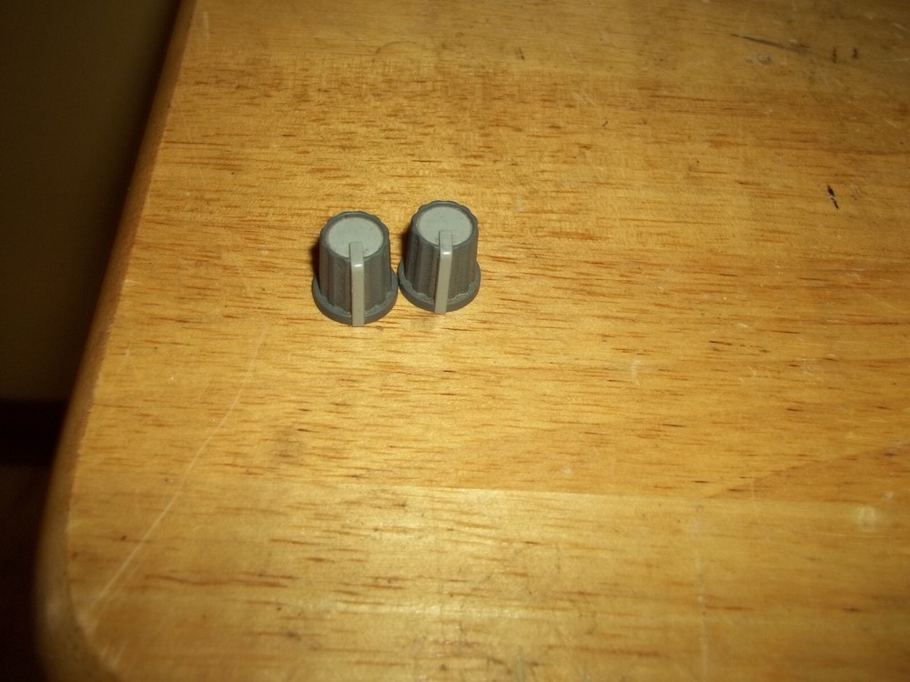 Soundtracs 32-4-2- Studio Mixer Grey Top Knobs (2)