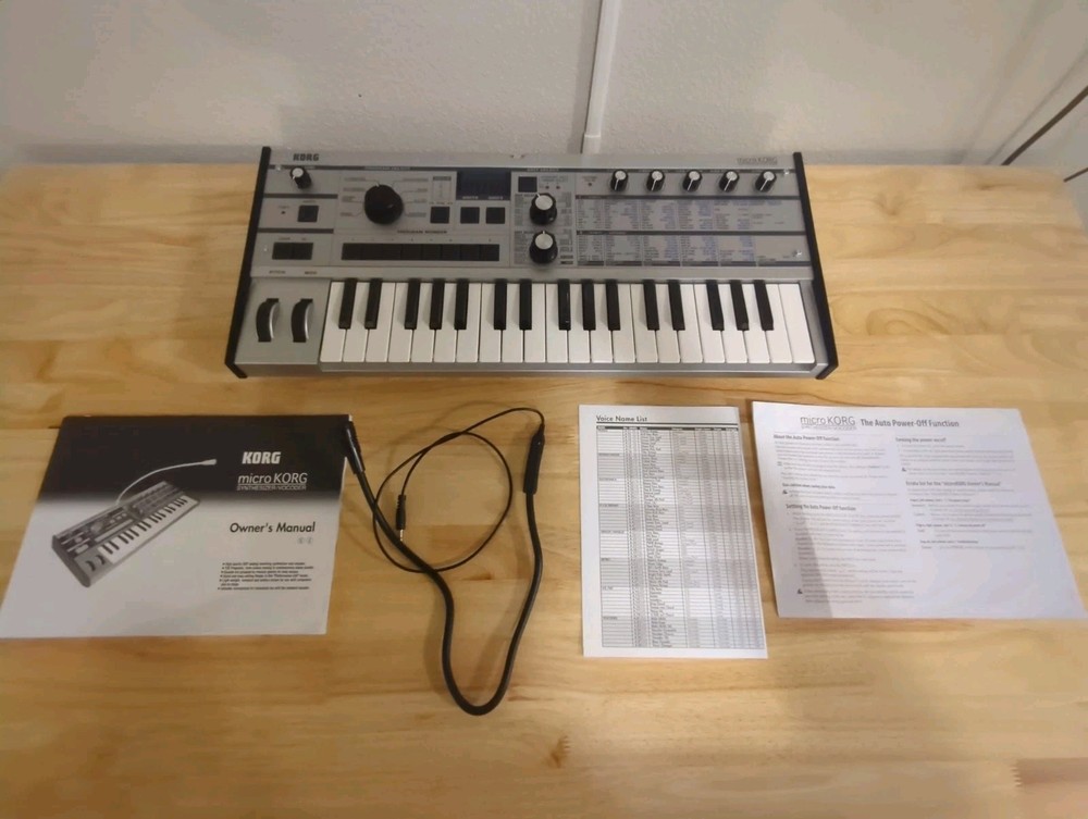 Korg microKORG 37-Key Digital Keyboard Synthesizer + Vocoder + Box