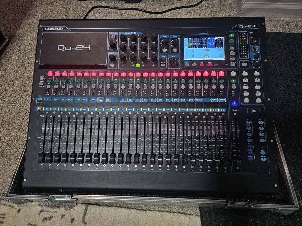 Allen & Heath Qu-24 24-Channel Digital Mixing Console with Roadie Case