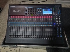 Allen & Heath Qu-24 24-Channel Digital Mixing Console with Roadie Case