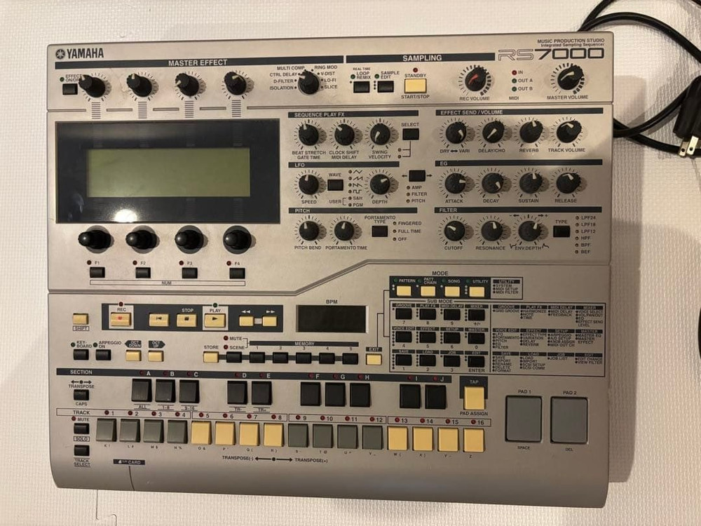 YAMAHA RS7000 Drum Machine Sequencer Sampler GrooveBox 100V 50/60Hz