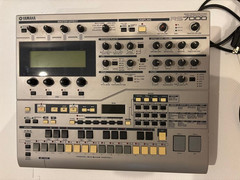 YAMAHA RS7000 Drum Machine Sequencer Sampler GrooveBox 100V 50/60Hz