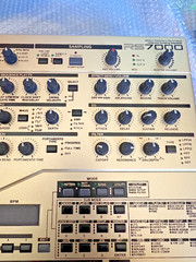 YAMAHA RS7000 Drum Machine Sequencer Sampler GrooveBox 100V 50/60Hz