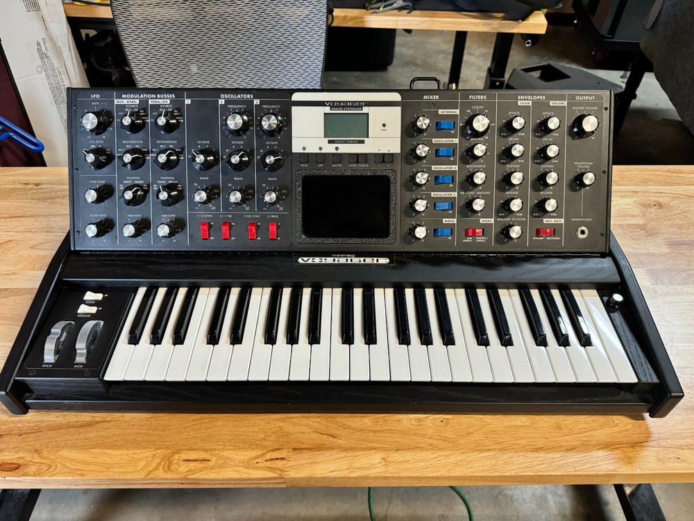 Moog Minimoog Voyager Electric Blue Edition 44-Key Analog Monophonic Synthesizer