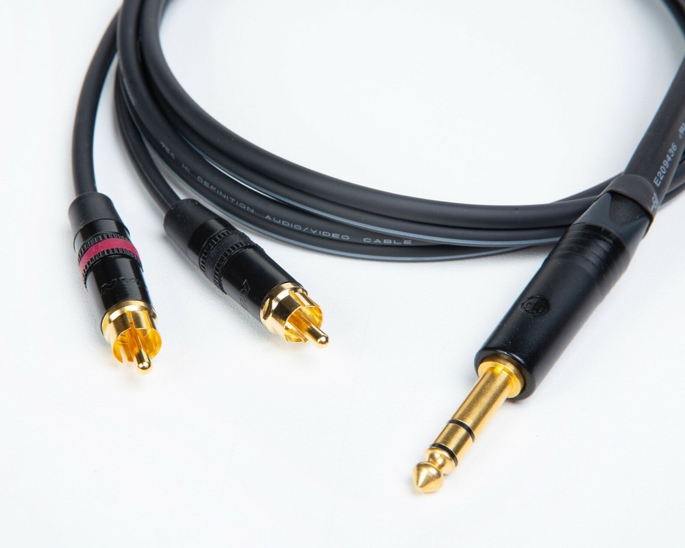 Mogami Stereo 6.3mm (1/4“) TRS to Dual RCA Audiophile Neutrik Plugs cable.