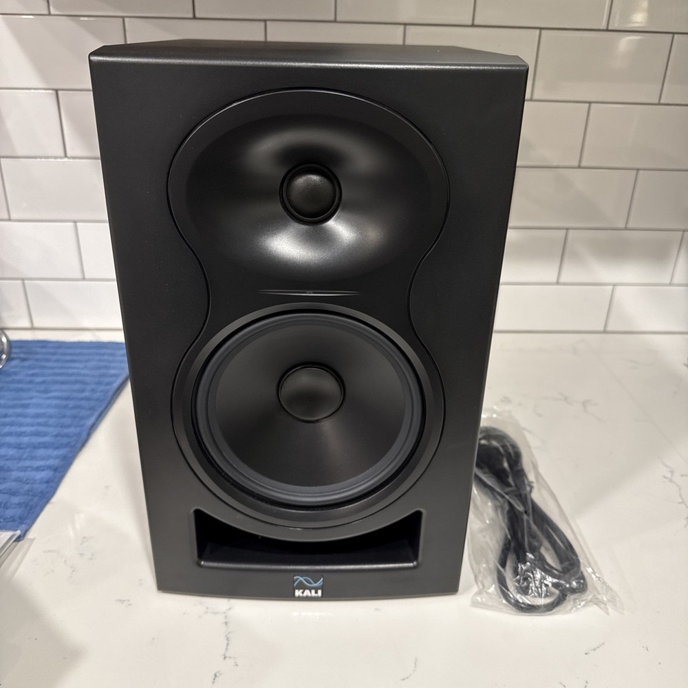 Kali Audio LP-6 V1 6.5-Inch 2-Way Powered Studio Monitor – Black