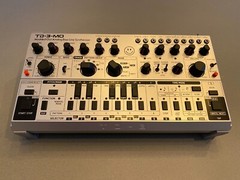Behringer TD-3 / RD-6 Stand/Riser 15° – 3D printed Stand – PITCH3D