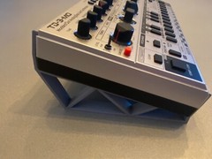 Behringer TD-3 / RD-6 Stand/Riser 15° – 3D printed Stand – PITCH3D