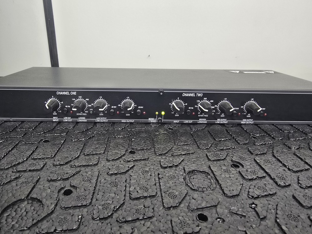 DBX 223XL Stereo 2-Way/Mono 3-Way Crossover Rack Mountable