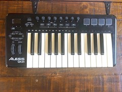 Alesis QX25 25-Key USB MIDI Keyboard Controller w/ Pitch/Mod Wheels, Pedal