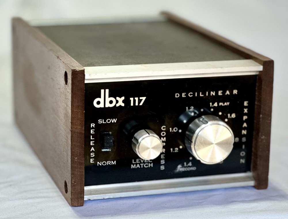 DBX 117 Decilinear Compressor Dynamic Range Processor