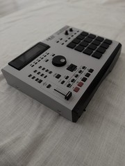 AKAI MPC 2000 XL- MCD – EB16 EFFECTS – 8 OUTPUTS – 32 MB RAM Fully Refurbished