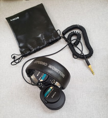 SONY Professional Sound DYNAMIC STEREO HEADPHONES MDR-7506 with Storage Pouch