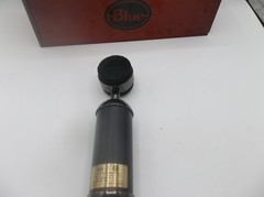 Blue Microphone A00111 – Blackout Spark Condenser Microphone w/ Wood Box
