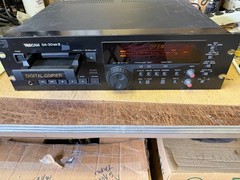 Tascam DA-30 MkII Professional DAT Digital Audio Tape Recorder powers up/ manual