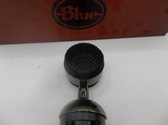 Blue Microphone A00111 – Blackout Spark Condenser Microphone w/ Wood Box