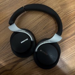 Selling a pair of black Shure AONIC 40 Wireless Noise Cancelling Headphones. Shu
