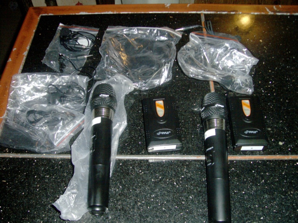 partial PYLE PDWM8700 Wireless Microphone System no main unit non tested