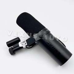 Shure SM7dB Dynamic Microphone Preamp Stream Podcast Recording Black