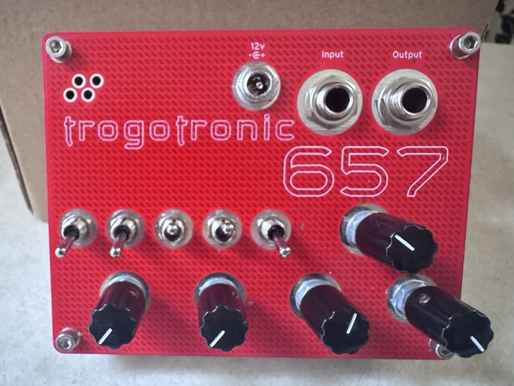 trogotronic mini mutant 657 analog noise / drone synthesizer
