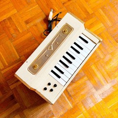 Micro “Fisetta” Jacket (Italy, 1950s) Mini Chord/Reed Organ! 20 keys! Rare!
