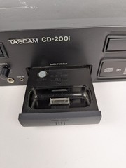 TASCAM CD-200i Rackmountable CD Player with iPod Dock – No Remote
