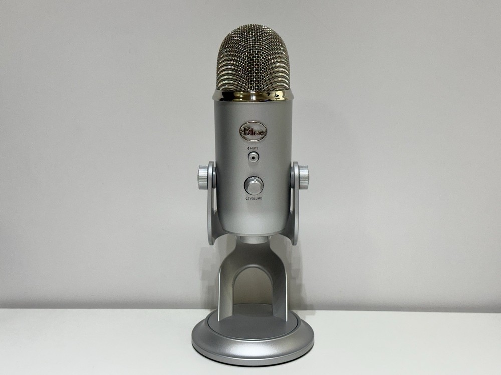 Logitech Creators Blue Yeti USB Microphone – PC/MacOS – Silver 988-000103